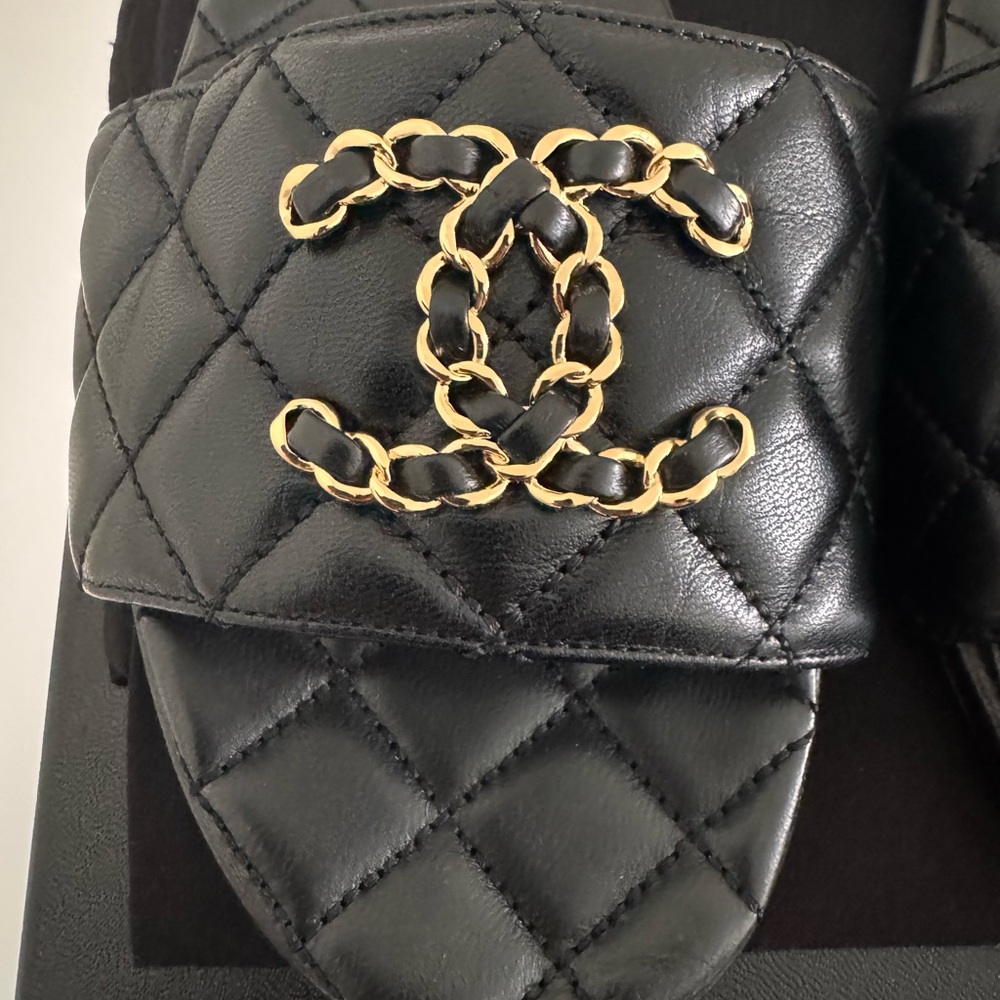 Brand New (NIB) CHANEL Goatskin Quilted Interlock CC Mules/Sandals/Slides Sz 40 - Picture 3 of 10